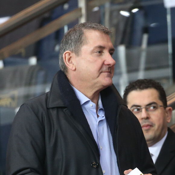 Yves Calvi lors de la rencontre entre le PSG et Chelsea en 8e de finale de la Ligue des champions, au Parc des Princes à Paris le 16 février 2016 © Cyril Moreau