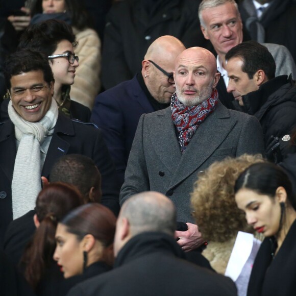 Raï, Frank Leboeuf, Pascal Obispo et son fils Sean, Didier Deschamps lors de la rencontre entre le PSG et Chelsea en 8e de finale de la Ligue des champions, au Parc des Princes à Paris le 16 février 2016 © Cyril Moreau