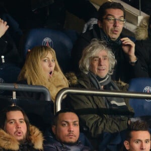 Louis Bertignac et sa compagne Laeticia lors de la rencontre entre le PSG et Chelsea en 8e de finale de la Ligue des champions, au Parc des Princes à Paris le 16 février 2016