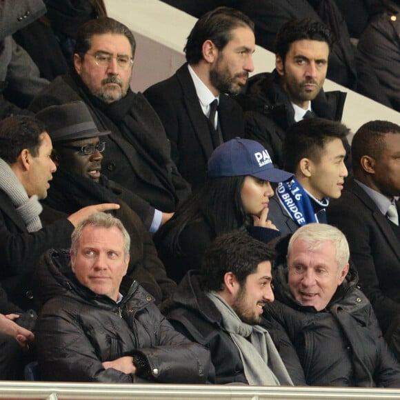 L'ex star du PSG, Raï, Lilian Thuram, Robert Pirès, Marcel Desailly, Luis Fernandez lors de la rencontre entre le PSG et Chelsea en 8e de finale de la Ligue des champions, au Parc des Princes à Paris le 16 février 2016