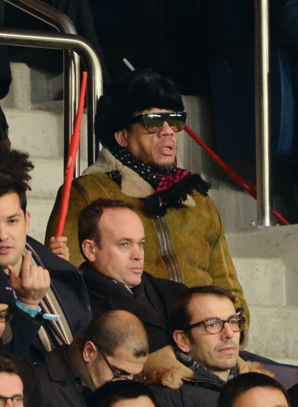 JoeyStarr lors de la rencontre entre le PSG et Chelsea en 8e de finale de la Ligue des champions, au Parc des Princes à Paris le 16 février 2016