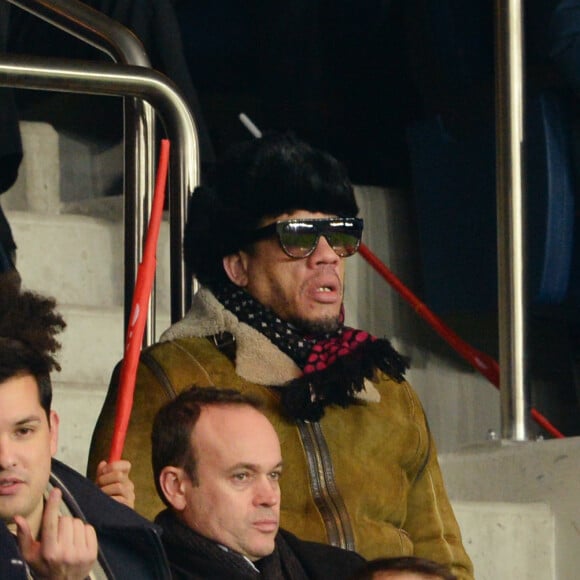 JoeyStarr lors de la rencontre entre le PSG et Chelsea en 8e de finale de la Ligue des champions, au Parc des Princes à Paris le 16 février 2016