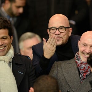 L'ex star du PSG, Raï, Pascal Obispo et Frank Leboeuf lors de la rencontre entre le PSG et Chelsea en 8e de finale de la Ligue des champions, au Parc des Princes à Paris le 16 février 2016