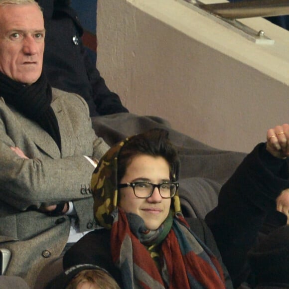 Didier Deschamps, Pascal Obispo et son fils Sean lors de la rencontre entre le PSG et Chelsea en 8e de finale de la Ligue des champions, au Parc des Princes à Paris le 16 février 2016