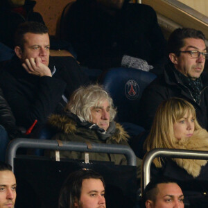 Louis Bertignac et sa compagne Laeticia lors de la rencontre entre le PSG et Chelsea en 8e de finale de la Ligue des champions, au Parc des Princes à Paris le 16 février 2016