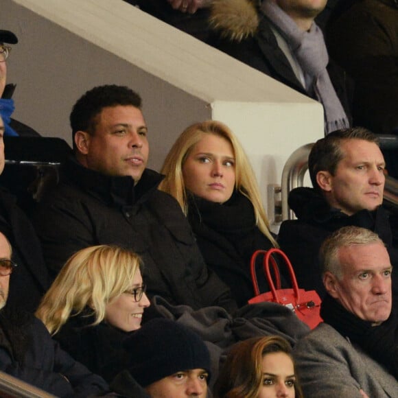 L'ancien footballeur Brésilien Ronaldo Luis Nazario de Lima et sa compagne, Didier Deschamps, Izabel Goulart lors de la rencontre entre le PSG et Chelsea en 8e de finale de la Ligue des champions, au Parc des Princes à Paris le 16 février 2016