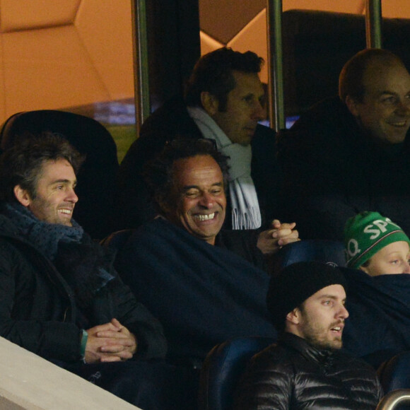 Yannick Noah et son fils Joalukas lors de la rencontre entre le PSG et Chelsea en 8e de finale de la Ligue des champions, au Parc des Princes à Paris le 16 février 2016