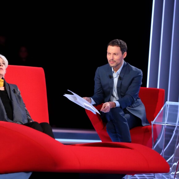 Exclusif - Françoise Hardy et Marc-Olivier Fogiel, lors de l'enregistrement de l'émission Le Divan, le 29 janvier 2016, pour une diffusion le mardi 16 février 2016 à 23h10 sur France 3.