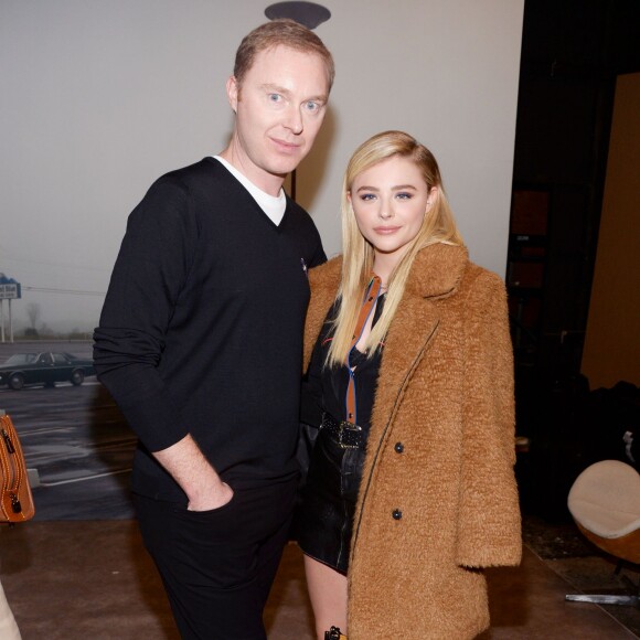Stuart Vevers (directeur artistique de Coach) et Chloe Grace Moretz au défilé Coach (collection automne-hiver 2016-2017) à l'Hudson River Park. New York, le 16 février 2016.