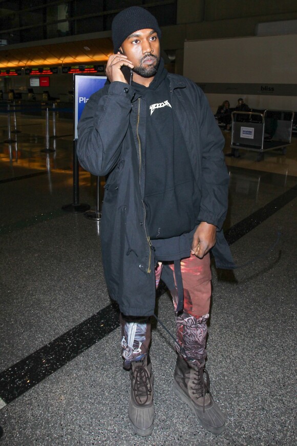 Kanye West à l'aéroport LAX de Los Angeles, le 17 février 2016.