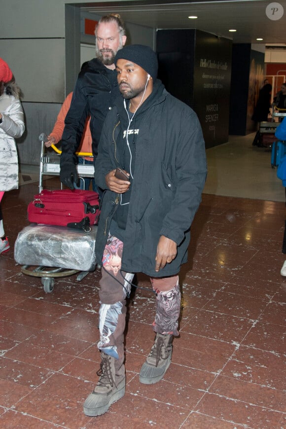 Kanye West arrive à l'aéroport Roissy Charles-de-Gaulle, en provenance de Los Angeles le 18 février 2016 © Perusseau / Bestimage.