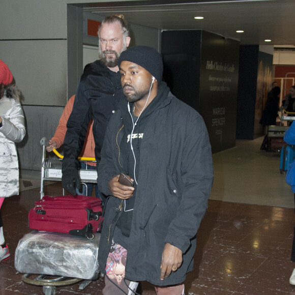 Kanye West arrive à l'aéroport Roissy Charles-de-Gaulle, en provenance de Los Angeles le 18 février 2016 © Perusseau / Bestimage.