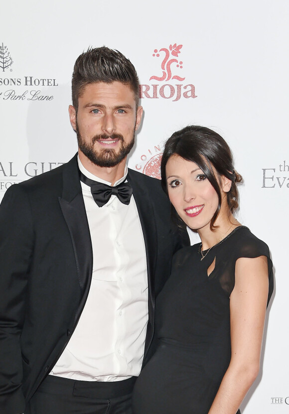 Olivier Giroud et sa femme Jennifer enceinte à la 6e édition de la soirée de gala de "The Global Gift" à l'hôtel Four Seasons de Londres, le 30 novembre 2015