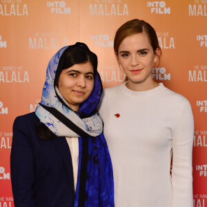 Malala Yousafzai et Emma Watson lors de la première de "He named me Malala" au Into Film Festival à Birmingham, le 4 novembre 2015.