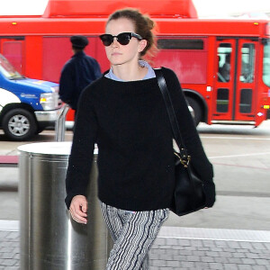 Emma Watson prend un vol à l'aéroport de Los Angeles, le 25 avril 2015.