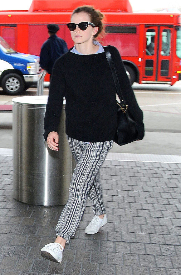Emma Watson prend un vol à l'aéroport de Los Angeles, le 25 avril 2015.