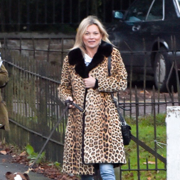 Exclusif - Kate Moss, son chien Archie (le Bull Terrier de son ex-mari) et son compagnon Nikolaï von Bismarck se sont rendus, séparément, dans le pub préféré de la top model, The Flask, à deux pas de son domicile, à Londres. Le 17 novembre 2015