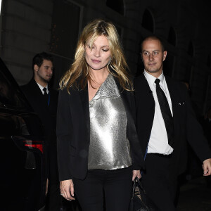 Kate Moss quitte l'hôtel Editions où elle a fêté l'anniversaire de sa fille Lila Grace à Londres le 9 octobre 2015.