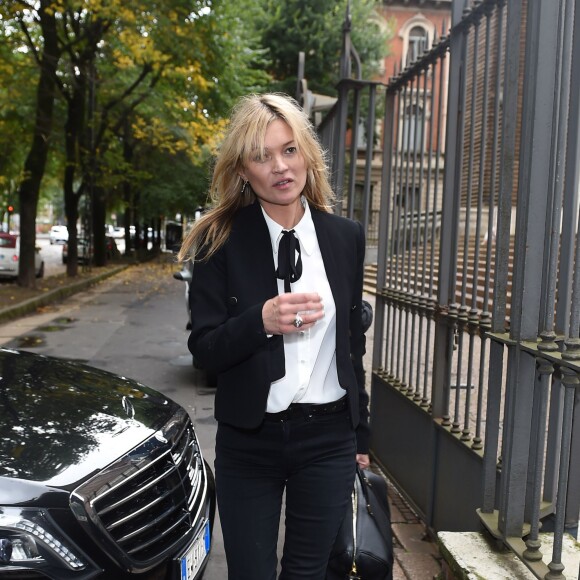 Kate Moss arrive à un défilé à Milan, le 23 septembre 2015.