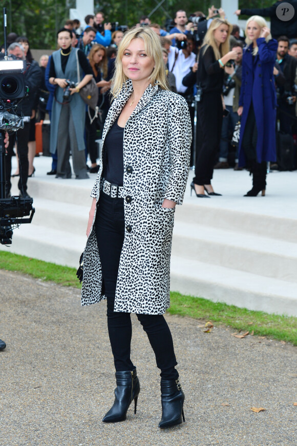Kate Moss - People au défilé de mode "Burberry", printemps-été 2016, lors de la fashion week de Londres. Le 21 septembre 2015