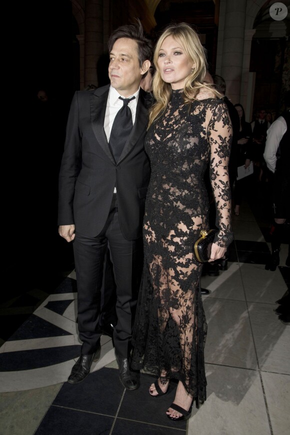 Kate Moss et son mari Jamie Hince au Gala "Alexander McQueen : Savage Beauty" au Victoria and Albert Museum à Londres, le 12 mars 2015.