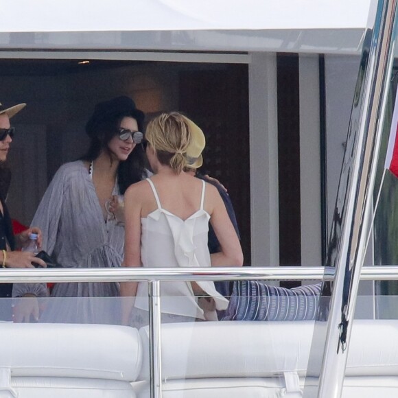 Semi-Exclusif - Kendall Jenner et Harry Styles sont très complices lors de leur vacances à bord d'un yacht au large de Saint-Barthélemy le1er janvier 2016.