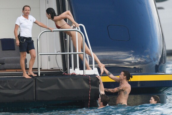 Exclusif - Kendall Jenner et Harry Styles sont très complices lors de leur vacances à bord d'un yacht au large de Saint-Barthélemy le 31 décembre 2015.
