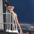 Exclusif - Kendall Jenner et Harry Styles sont très complices lors de leur vacances à bord d'un yacht au large de Saint-Barthélemy le 31 décembre 2015.