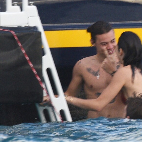 Exclusif - Kendall Jenner et Harry Styles sont très complices lors de leur vacances à bord d'un yacht au large de Saint-Barthélemy le 31 décembre 2015.