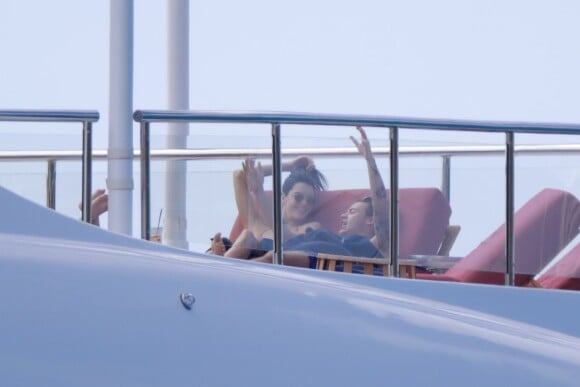 Semi-Exclusif - Kendall Jenner et Harry Styles sont très complices lors de leur vacances à bord d'un yacht au large de Saint-Barthélemy le 31 décembre 2015.