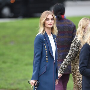 Rosie Huntington-Whiteley - Défilé Burberry (collection automne-hiver 2016) au Burberry Show Space, dans les jardins de Kensington. Londres, le 22 février 2016.