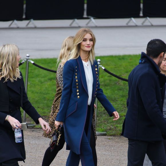 Rosie Huntington-Whiteley - Défilé Burberry (collection automne-hiver 2016) au Burberry Show Space, dans les jardins de Kensington. Londres, le 22 février 2016.