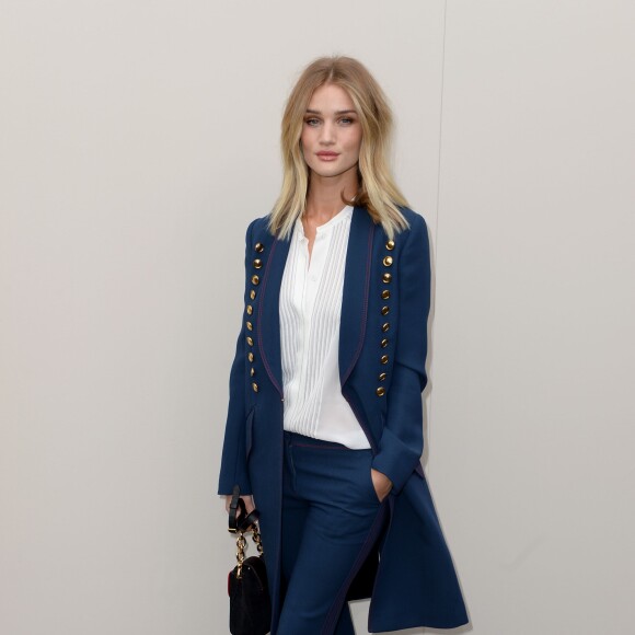 Rosie Huntington-Whiteley - Défilé Burberry (collection automne-hiver 2016) au Burberry Show Space, dans les jardins de Kensington. Londres, le 22 février 2016.