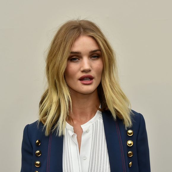 Rosie Huntington-Whiteley - Défilé Burberry (collection automne-hiver 2016) au Burberry Show Space, dans les jardins de Kensington. Londres, le 22 février 2016.