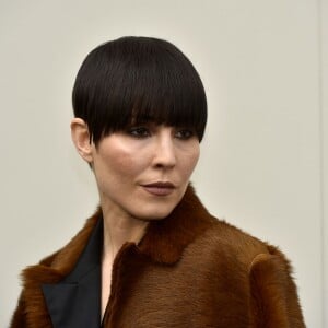 Noomi Rapace - Défilé Burberry (collection automne-hiver 2016) au Burberry Show Space, dans les jardins de Kensington. Londres, le 22 février 2016.