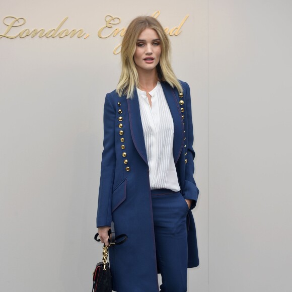 Rosie Huntington-Whiteley - Défilé Burberry (collection automne-hiver 2016) au Burberry Show Space, dans les jardins de Kensington. Londres, le 22 février 2016.