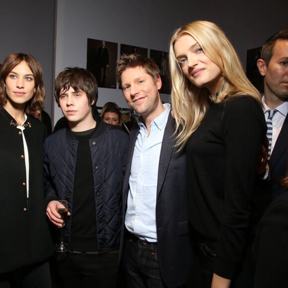 Alexa Chung, Jack Bugg, Christopher Bailey et Lily Donaldson dans les coulisses du défilé Burberry aux Kensington Gardens. Londres, le 22 février 2016.