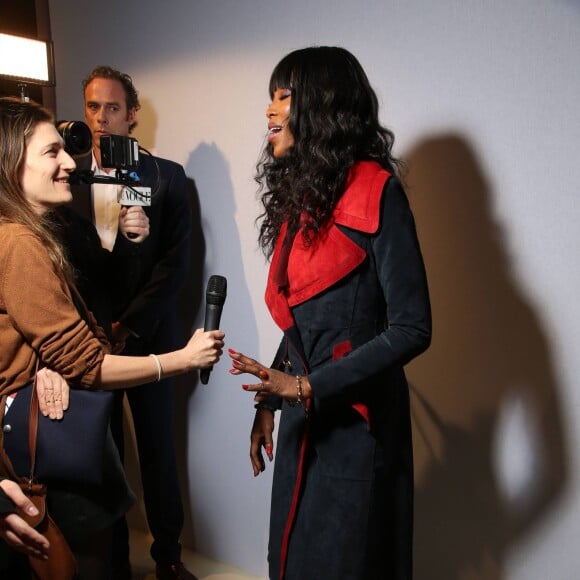 Naomi Campbell dans les coulisses du défilé Burberry aux Kensington Gardens. Londres, le 22 février 2016.