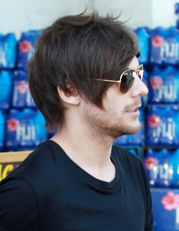 Louis Tomlinson de One Direction et sa petite amie Danielle Campbell font quelques courses et mangent un morceau au Bristol Farms de Beverly Hills, à Los Angeles, le 20 février 2016.