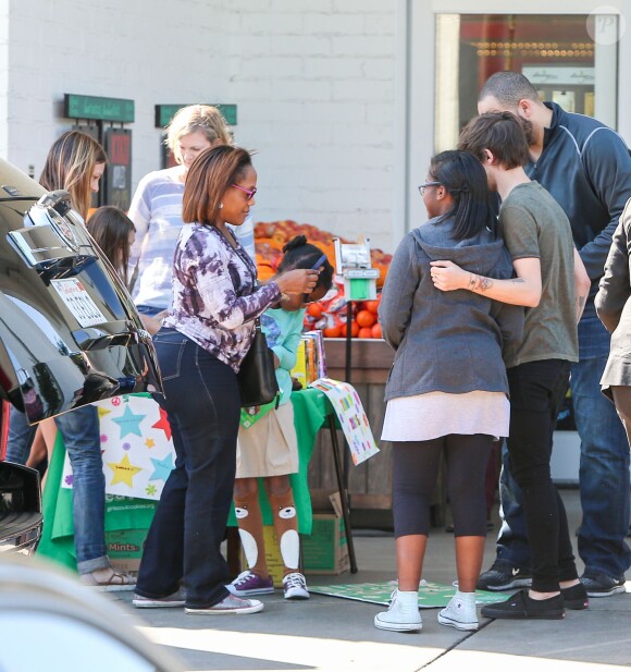 Louis Tomlinson de One Direction participe a une distribution de vivres pour une oeuvre de charité et pose avec ses fans à Los Angeles le 21 février 2016.