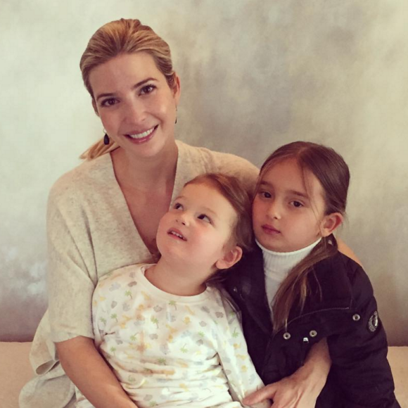 Ivanka Trump pose avec sa fille Arabella et son fils Joseph. "Un dimanche hereux". Photo postée sur Instagram le 21 février 2016.