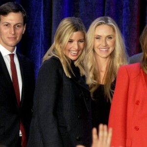 Jared Kushner, sa femme Ivanka Trump (enceinte), Lara Yunaska et son époux Eric Trump, Melania Trump et son mari Donald Trump en meeting à Des Moines dans l'Iowa le 1er février 2016.