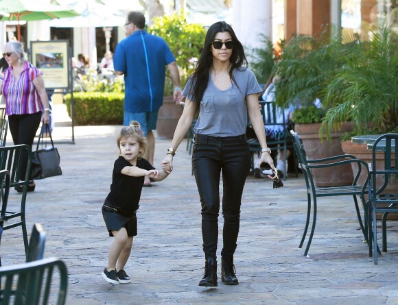 Kourtney Kardashian se promène avec sa fille Penelope après avoir déjeuner à Calabasas le 20 février 2016.