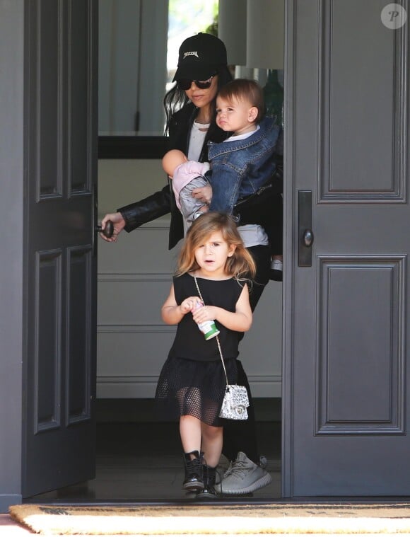 Kourtney Kardashian emmène ses enfants Penelope et Reign à leur cours de musique à Beverly Hills, le 18 février 2016.