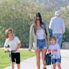 Exclusif - Kourtney Kardashian fait du shopping avec ses enfants Mason et Penelope et sa mère Kris Jenner à Malibu, le 13 février 2016