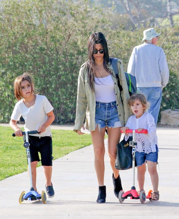 Exclusif - Kourtney Kardashian fait du shopping avec ses enfants Mason et Penelope et sa mère Kris Jenner à Malibu, le 13 février 2016