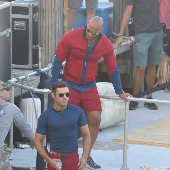 Zac Efron et Dwayne Johnson sur le tournage de 'Baywatch' (Alerte à Malibu) à Boca Raton à Palm Beach en Floride, le 22 février 2016