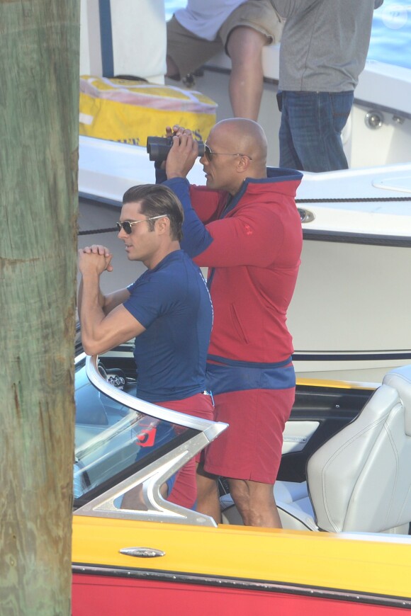 Zac Efron et Dwayne Johnson sur le tournage de 'Baywatch' (Alerte à Malibu) à Boca Raton à Palm Beach en Floride, le 22 février 2016