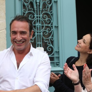 Jean Dujardin et sa compagne Nathalie Péchalat à l'inauguration du cinéma communal Jean Dujardin à Lesparre-Médoc accompagné de ses parents le 27 juin 2015.