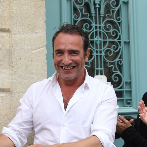 Jean Dujardin et sa compagne Nathalie Péchalat à l'inauguration du cinéma communal Jean Dujardin à Lesparre-Médoc accompagné de ses parents le 27 juin 2015.